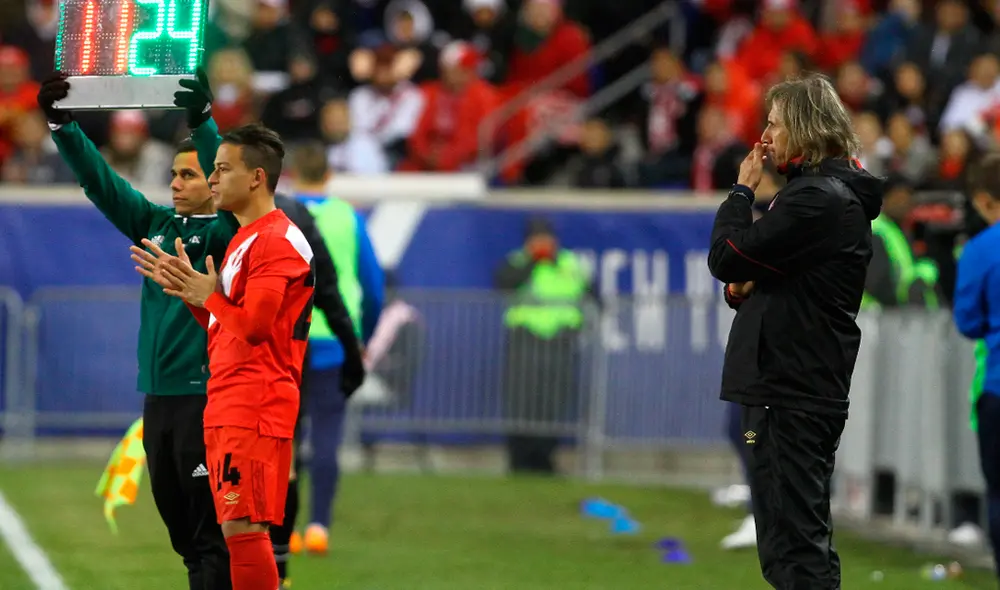 Ricardo Gareca haciendo ingresar a Cristian Benavente en un amistoso de la selección peruana. | Foto: GLR Ricardo Gareca haciendo ingresar a Cristian Benavente en un amistoso de la selección peruana. | Foto: GLR