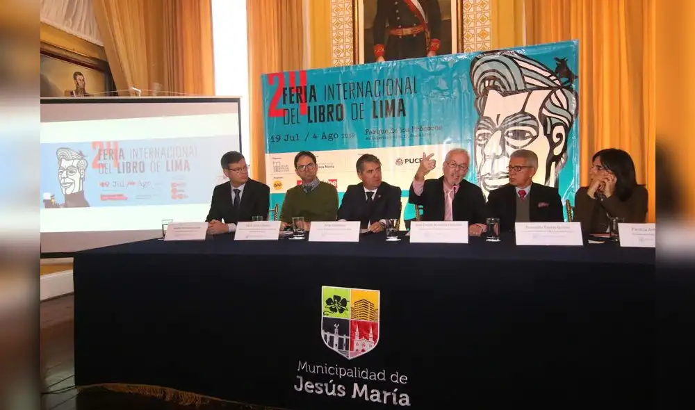 escenas del nobel. Mario Vargas Llosa, como siempre, rodeado de sus lectores en sus apariciones públicas.