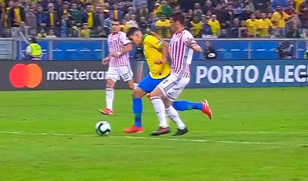 Fabián Balbuena fue expulsado en el Brasil vs. Paraguay por falta sobre Firmino.
