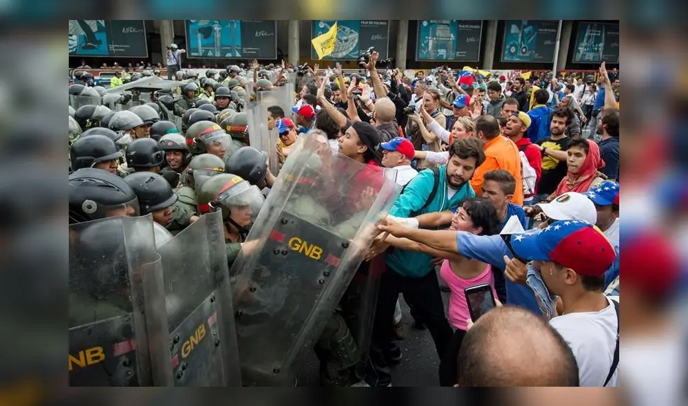Centernares de venezolanos han muerto o son heridos por parte de las fuerzas del Estado en manifestaciones opositoras. Foto: EFE. Centernares de venezolanos han muerto o son heridos por parte de las fuerzas del Estado en manifestaciones opositoras. Foto: EFE.