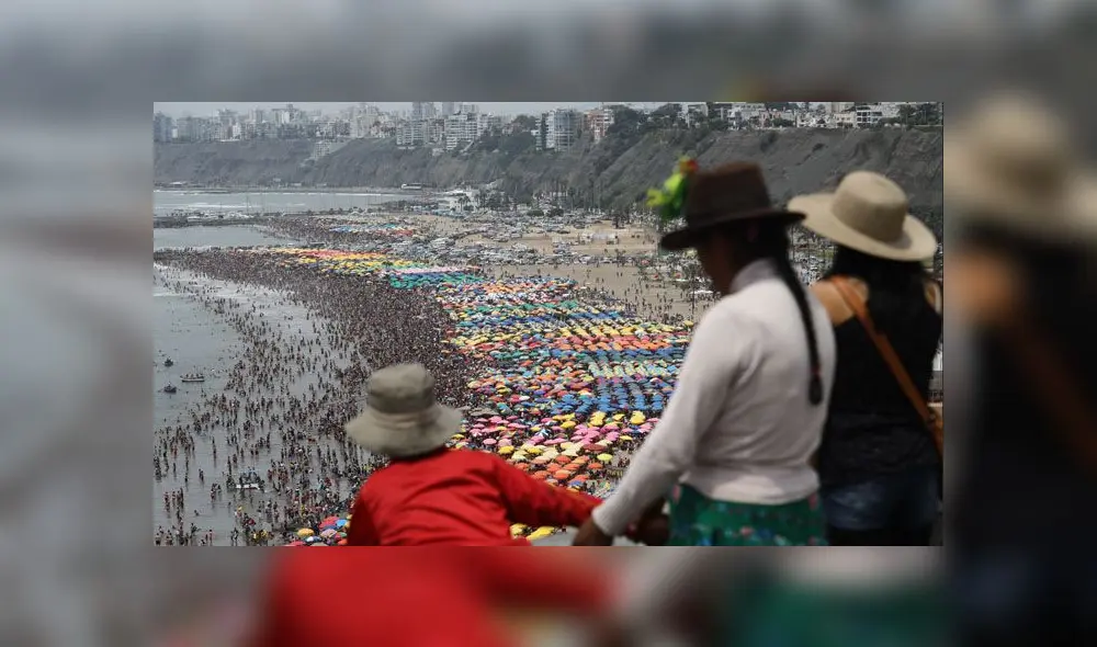 Agua Dulce se vio repleta de personas, quienes llegaron con sombrillas y muchas ganas de pasar el primer día del año. (Foto: Jorge Cerdán / La República)