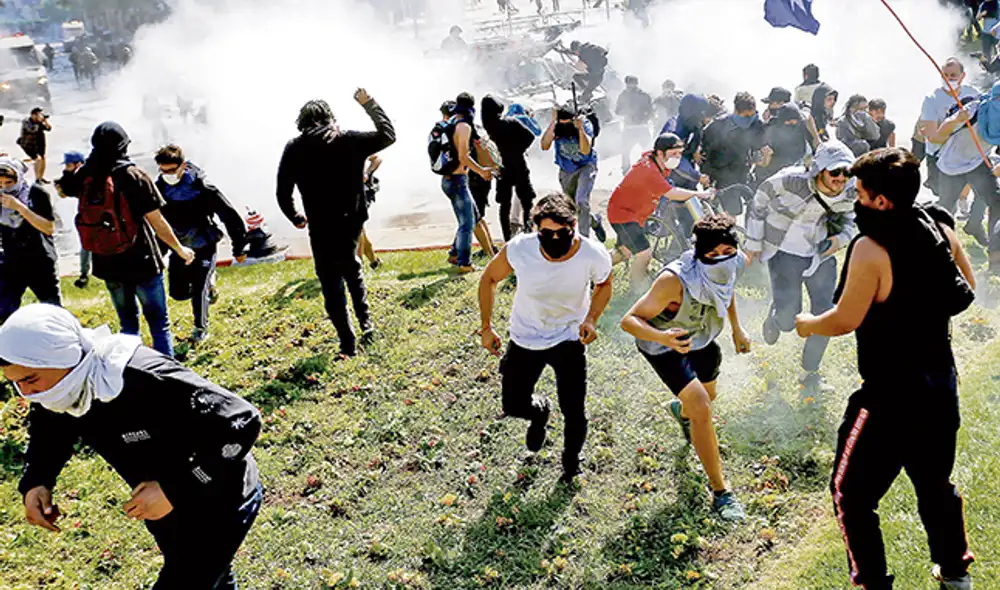 Multitudinarias protestas en las calles de Santiago y otras provincias contra la desigualdad y la carestía.
Desobediencia civil en Chiledesacato. La población violó el toque de queda en Santiago.