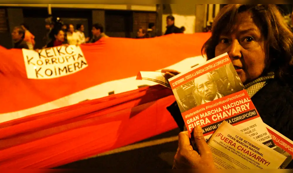 Ciudadanos recibieron el 2019 entonando el Himno Nacional en protesta contra Chávarry [VIDEO]