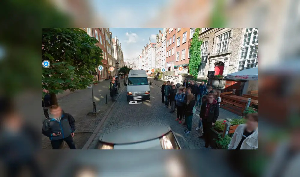 Desliza las imágenes para ver la divertida escena que protagonizó un grupo de adolescentes en Polonia. Foto: Google Maps