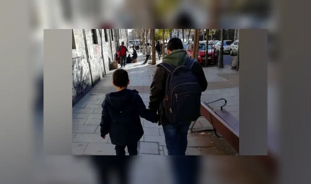 El menor necesitaba estar unos minutos al aire libre, pero los vecinos, sin entender su situación, comenzaron a insultar al padre. (Foto: Clarín)