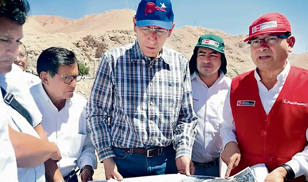 Comitiva. Presidente Vizcarra, junto con el ministro de Agricultura, Jorge Montenegro (derecha), y el gobernador Zenón Cuevas (izquierda) supervisaron obras. Comitiva. Presidente Vizcarra, junto con el ministro de Agricultura, Jorge Montenegro (derecha), y el gobernador Zenón Cuevas (izquierda) supervisaron obras.