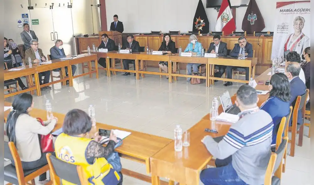 Mesa de trabajo. Congresistas y autoridad entrante, Rohel Sánchez, trataron el proyecto. Foto: Rodrigo Talavera/ La República Mesa de trabajo. Congresistas y autoridad entrante, Rohel Sánchez, trataron el proyecto. Foto: Rodrigo Talavera/ La República