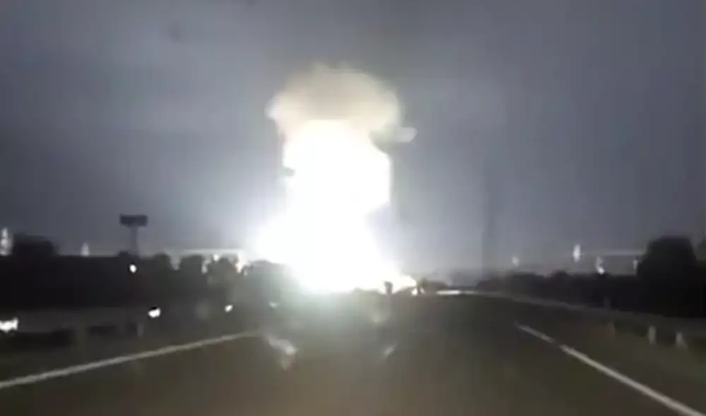 La explosión tomó por sorpresa a los residentes del municipio y pudo verse a varios kilómetros a la redonda. (Foto: Captura Twitter)