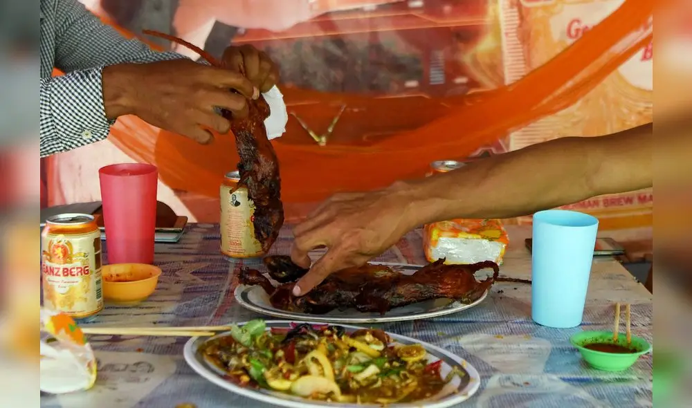 El pincho de rata, un tentempié que gana popularidad en Camboya. Foto: AFP. El pincho de rata, un tentempié que gana popularidad en Camboya. Foto: AFP.