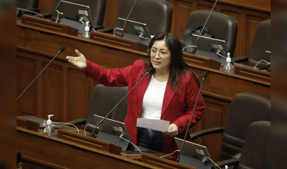 Kelly Portalatino expone su posición sobre la censura a Geiner Alvarado. Foto: Antonio Melgarejo