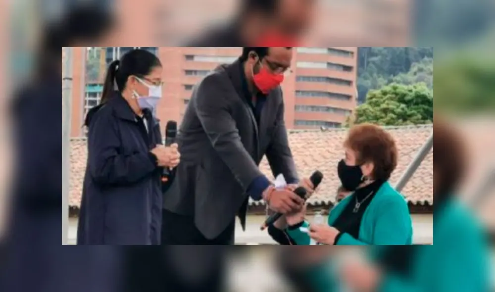 El momento en el que senadora de las FARC le pide perdón a una de las víctimas. Foto: captura del video. El momento en el que senadora de las FARC le pide perdón a una de las víctimas. Foto: captura del video.