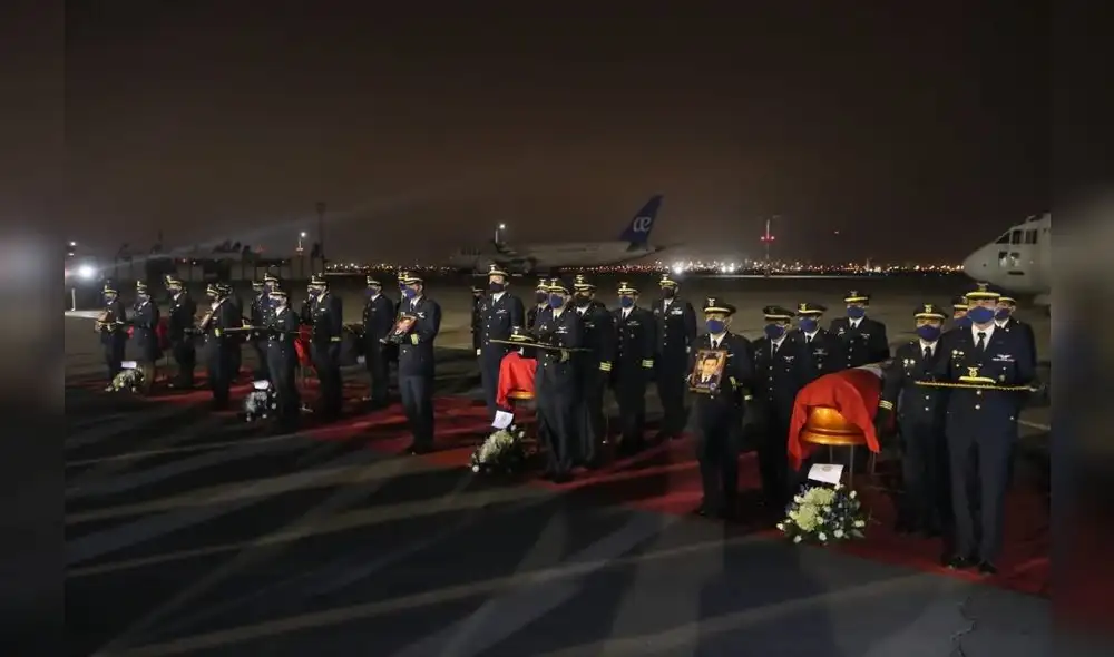 Rinden homenaje póstumo a 4 tripulantes de la FAP que murieron mientras trasladaban alimentos a la selva peruana. Foto: PCM. Rinden homenaje póstumo a 4 tripulantes de la FAP que murieron mientras trasladaban alimentos a la selva peruana. Foto: PCM.