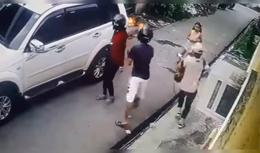 Vía YouTube: Niña se ganó admiración de todos al taclear a delincuente que quiso robar a su padre [VIDEO]