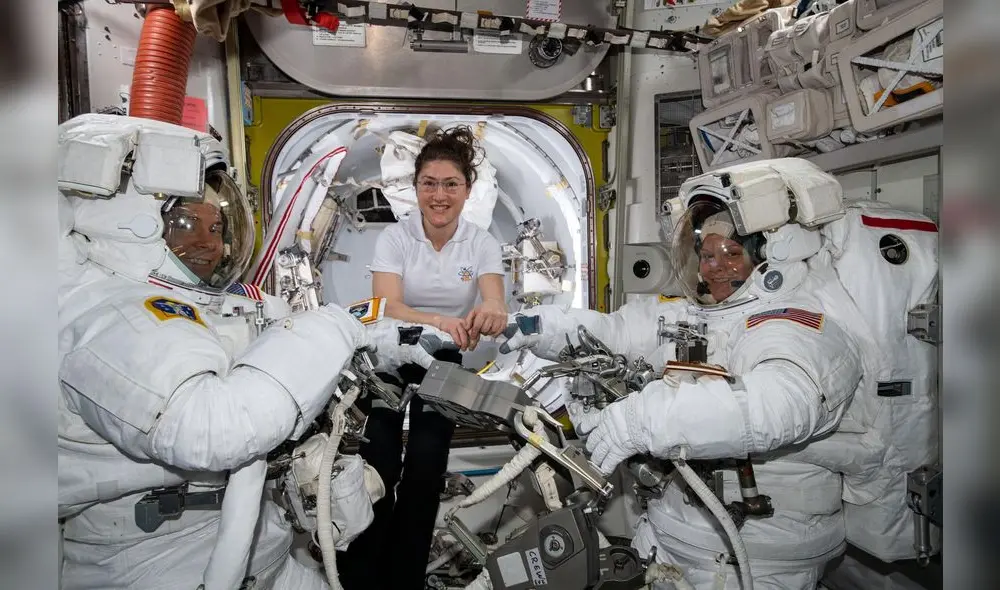 This NASA handout photograph obtained March 29, 2019 shows NASA astronaut Christina Koch (C) assisting fellow astronauts Nick Hague (L) and Anne McClain (R) in their US spacesuits shortly before they begin the first spacewalk of their careers. Hague and McClain worked outside, in the vacuum of space, for six hours and 39 minutes on March 22, 2019 to upgrade the International Space Station's power storage capacity. - The US space agency NASA scrapped on March 25, 2019 the planned historic spacewalk by two women astronauts, citing a lack of available spacesuits that would fit them at the International Space Station. Christina Koch will now perform tasks in space Friday, March 29, 2019 with fellow American Nick Hague -- instead of Anne McClain as originally planned. (Photo by Handout / NASA / AFP) / RESTRICTED TO EDITORIAL USE - MANDATORY CREDIT "AFP PHOTO / NASA" - NO MARKETING NO ADVERTISING CAMPAIGNS - DISTRIBUTED AS A SERVICE TO CLIENTS