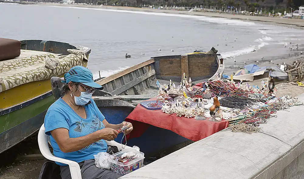 Cachuelo. La prohibición es de bañarse en el mar, pero no a pasear en el malecón. Los artesanos lo saben y ofrecen piezas con motivos marinos
para lucir en el cuerpo. Foto: Marco Cotrina/La República