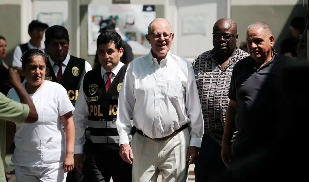 Pedro Pablo Kuczynski acudió a votar custodiado por policías
