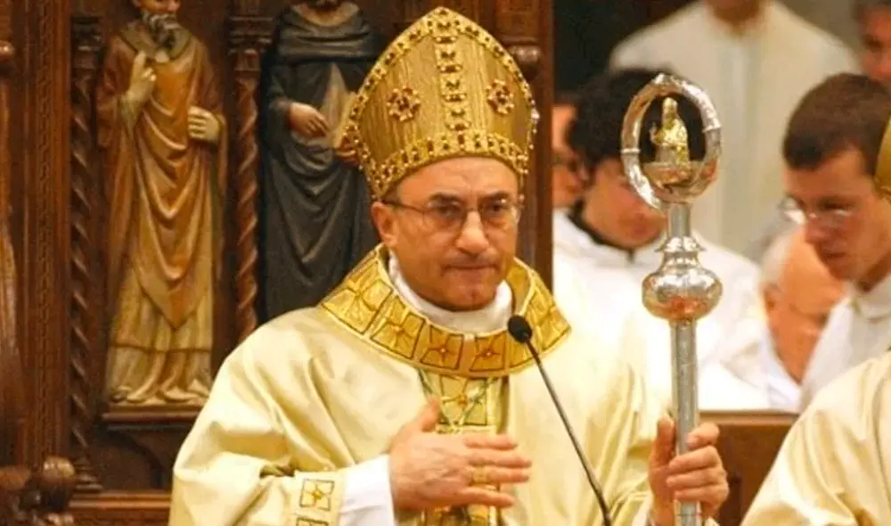 El obispo Corrado Pizziolo fue el encargado de oficiar la tradicional Misa de Gallo en la Nochebuena, pero se quedó dormido. Foto: Clarín El obispo Corrado Pizziolo fue el encargado de oficiar la tradicional Misa de Gallo en la Nochebuena, pero se quedó dormido. Foto: Clarín