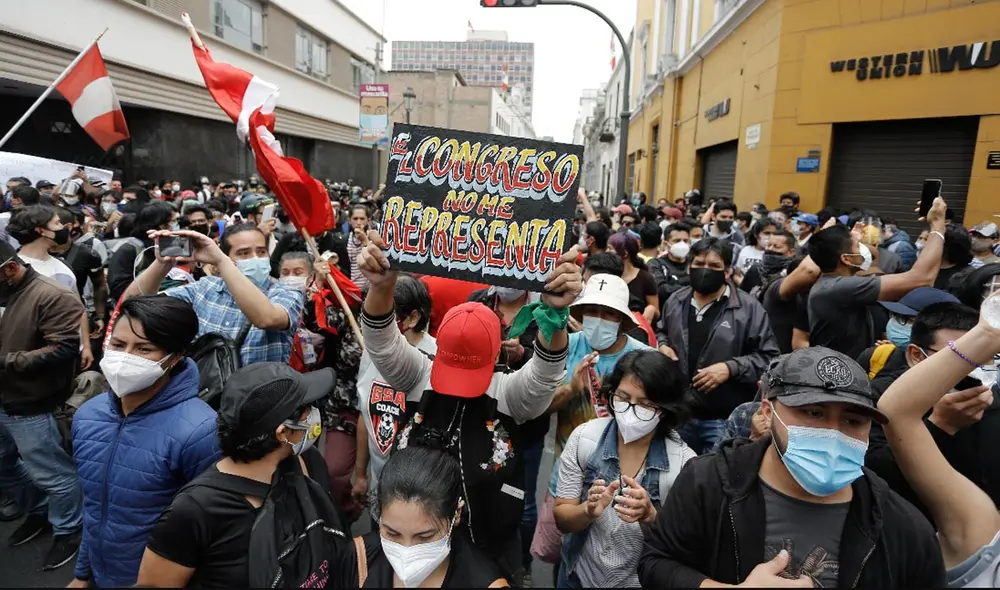Manifestantes se organizan en la plaza San Martín durante protesta de este 12 de noviembre. Foto: Antonio Melgarejo/La República Manifestantes se organizan en la plaza San Martín durante protesta de este 12 de noviembre. Foto: Antonio Melgarejo/La República