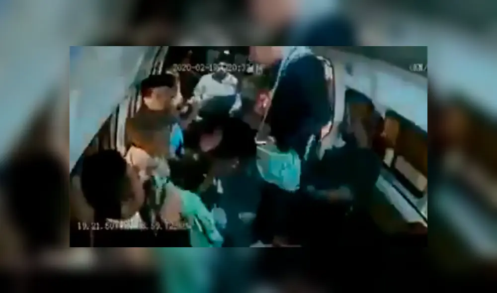Asaltante golpeó a los pasajeros de un bus que se rehusaron a entregarle sus pertenencias. Foto: Captura de pantalla Asaltante golpeó a los pasajeros de un bus que se rehusaron a entregarle sus pertenencias. Foto: Captura de pantalla