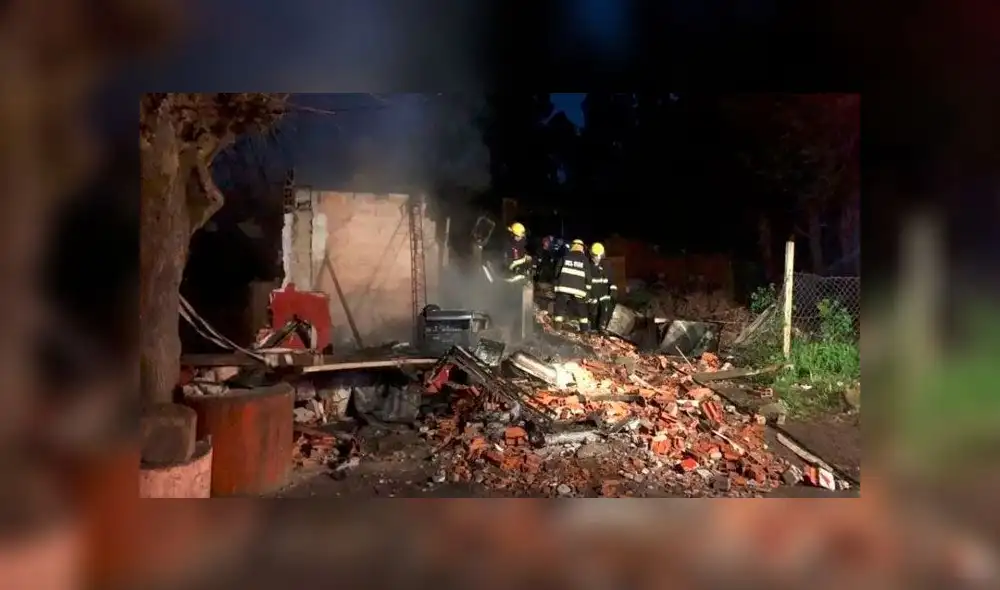 Dos menores lograron escapar. Autoridades confirmaron que no había nadie durante el siniestro. Foto Telam
