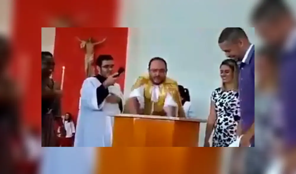 Facebook viral: sacerdote sumerge en agua bendita a bebé y este tiene inesperada reacción