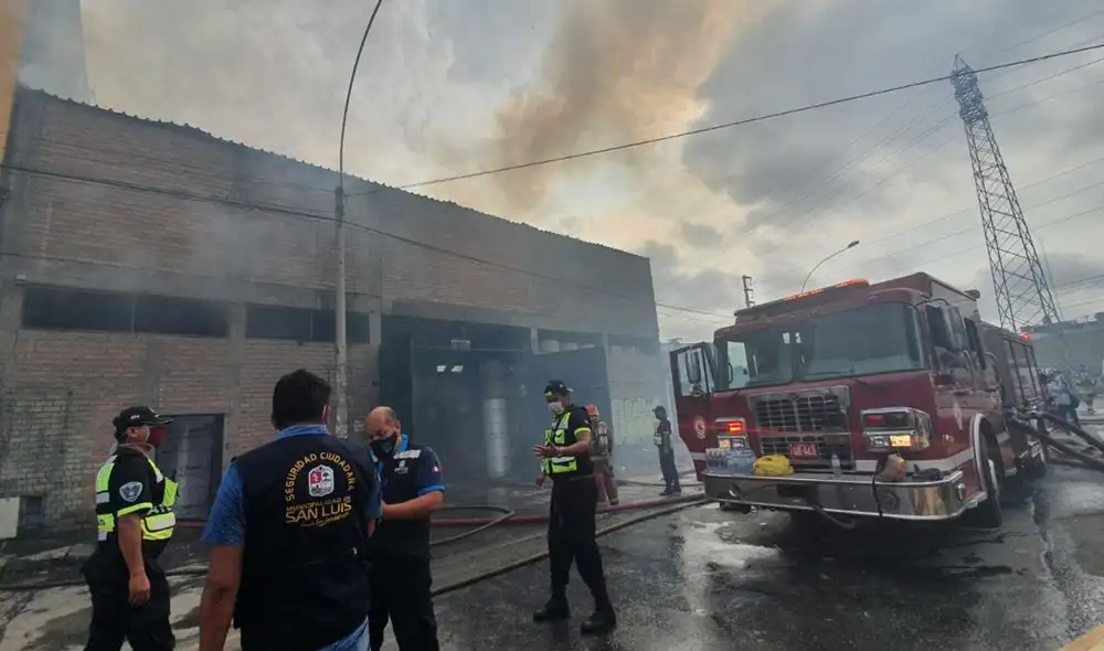 Hombres de rojo llegaron a tiempo para controlar el incendio. Foto: María Pía Ponce/URPI-GLR Hombres de rojo llegaron a tiempo para controlar el incendio. Foto: María Pía Ponce/URPI-GLR