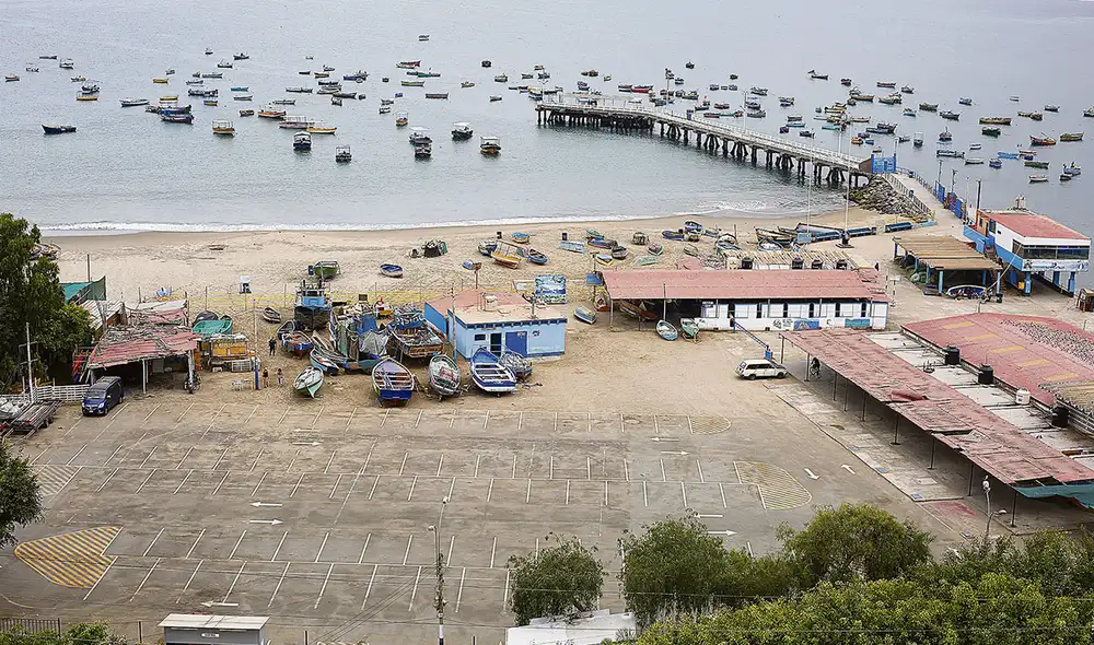 Sin bañistas. Lo que en días sin virus hubiera lucido abarrotado de veraneantes, ayer resultó vacío. La prohibición de usar autos privados fue clave para ello. Foto: Marco Cotrina/La República