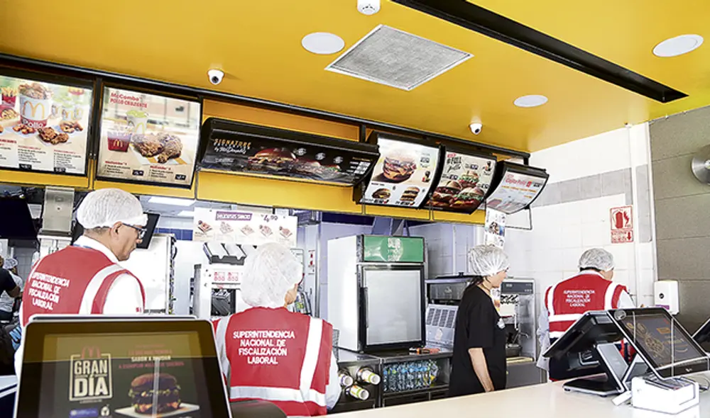 Sunafil comprobó que los empleados de Arcos Dorados no reciben capacitación en materia de seguridad. Los padres de Alexandra y Carlos lo dijeron desde el primer momento. Sunafil comprobó que los empleados de Arcos Dorados no reciben capacitación en materia de seguridad. Los padres de Alexandra y Carlos lo dijeron desde el primer momento.