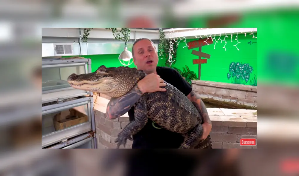 Desliza hacia la izquierda para ver la tierna escena de Facebook en que un hombre acaricia a un cocodrilo.