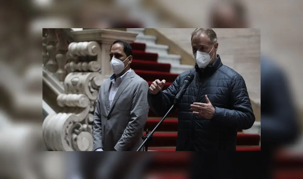 Jorge Muñoz Wells con representantes de corredores complementarios. Créditos: Jorge Cerdán / La República