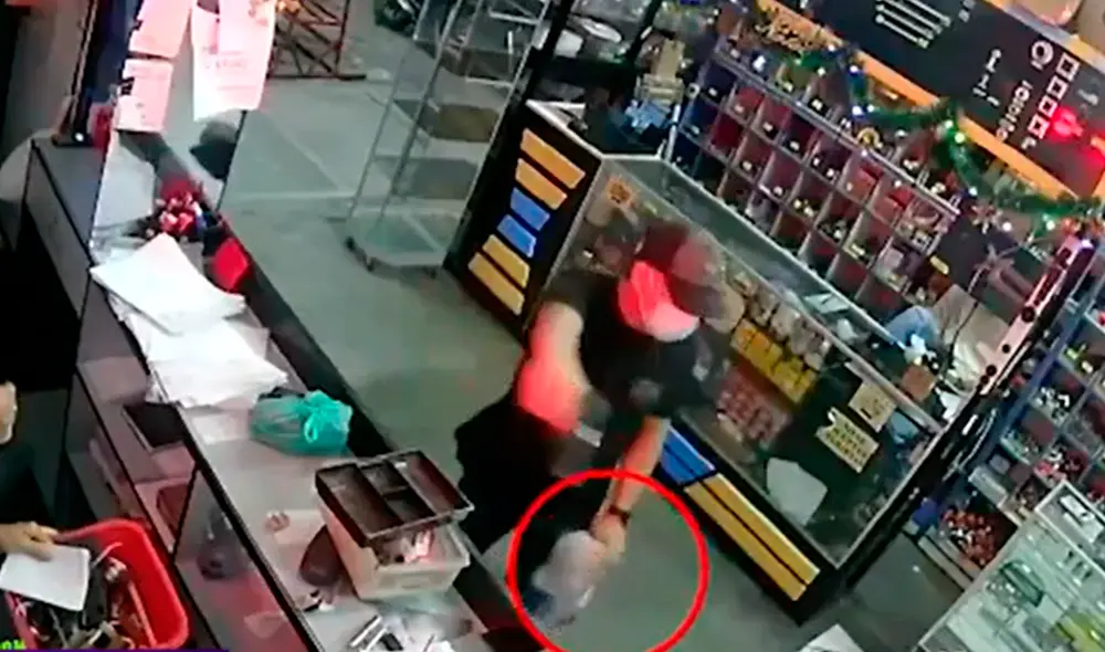 El hehco ocurrió en una vidriería ubicada en el centro de Iquitos. Foto: captura de América TV El hehco ocurrió en una vidriería ubicada en el centro de Iquitos. Foto: captura de América TV