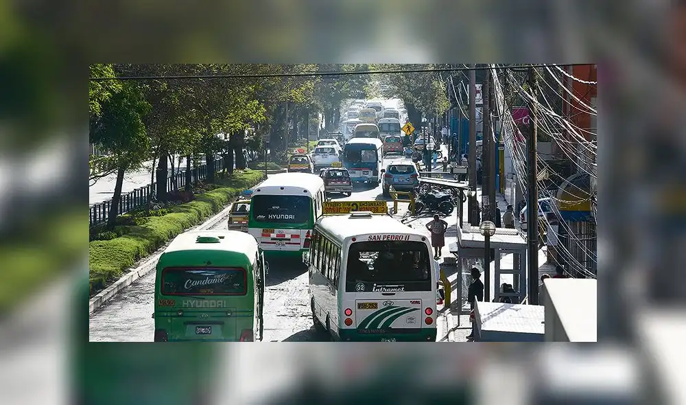 En Arequipa Omar Candia expuso proyecto de tranvía eléctrico a transportistas del SIT En Arequipa Omar Candia expuso proyecto de tranvía eléctrico a transportistas del SIT