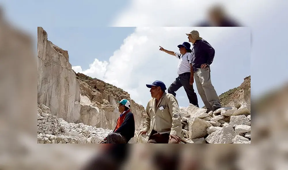 gran escenario. Canteros y el director de cine Miguel Barreda apreciando las enormes murallas de sillar.