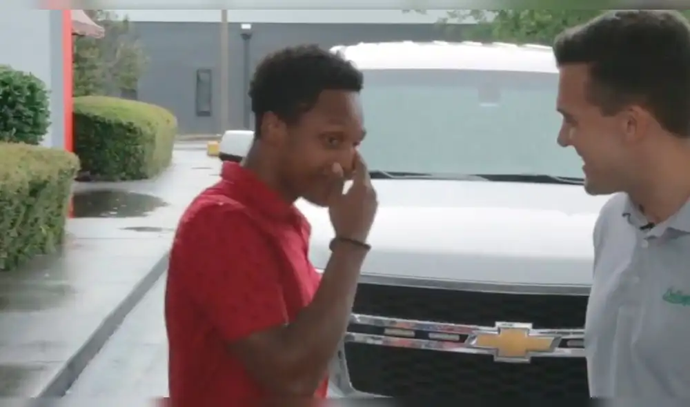 Jefe regala camioneta a empleado que camino 32 km para llegar puntual al trabajo [VIDEO]