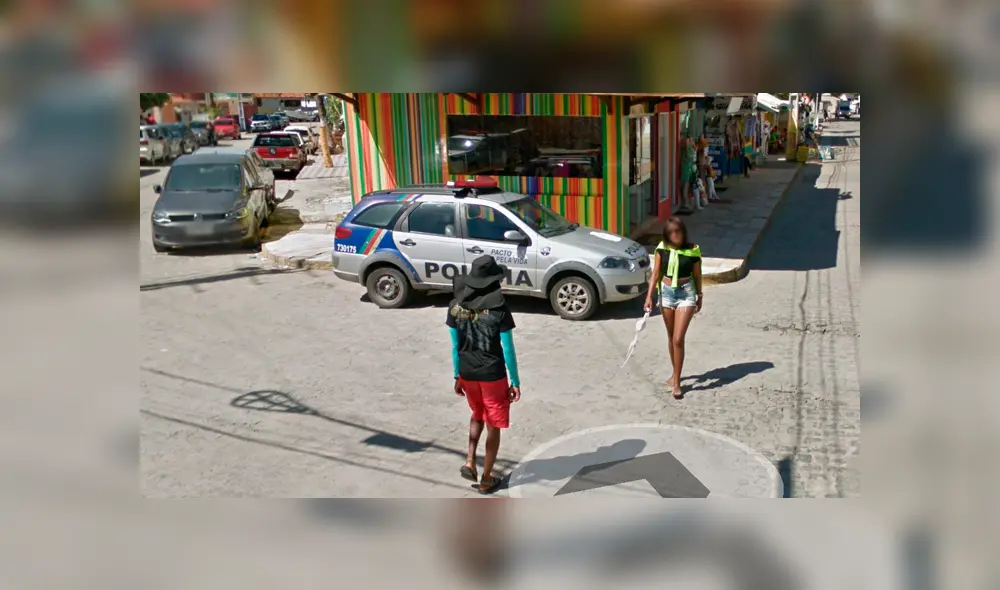 Google Maps capta a mujer caminando con 'brasier' en mano, frente a la policía [FOTOS]