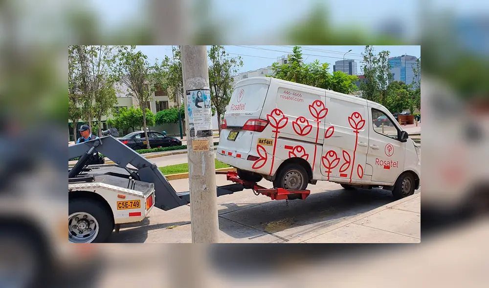 San Valentín: auto repartidor de rosas se estaciona en zona prohibida y grúa se lo lleva  