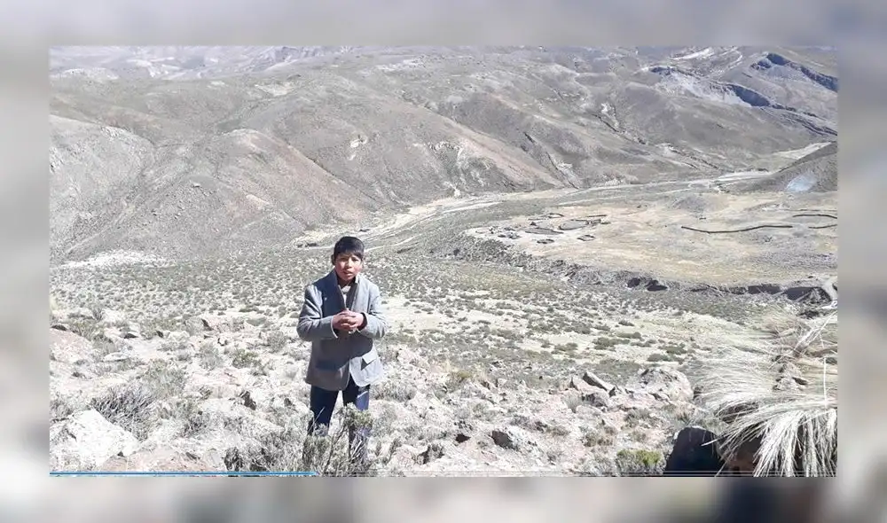 aprendo en casa. Escolar sube con su comida en su pequeño bolso. Su madre le prepara los llamados "toctoches" de harina. aprendo en casa. Escolar sube con su comida en su pequeño bolso. Su madre le prepara los llamados "toctoches" de harina.
