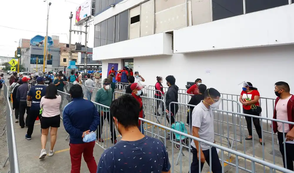 Largas colas se registran en la tienda de San Fernando, ubicada en Surquillo . Foto: Felix Contreras/ La República