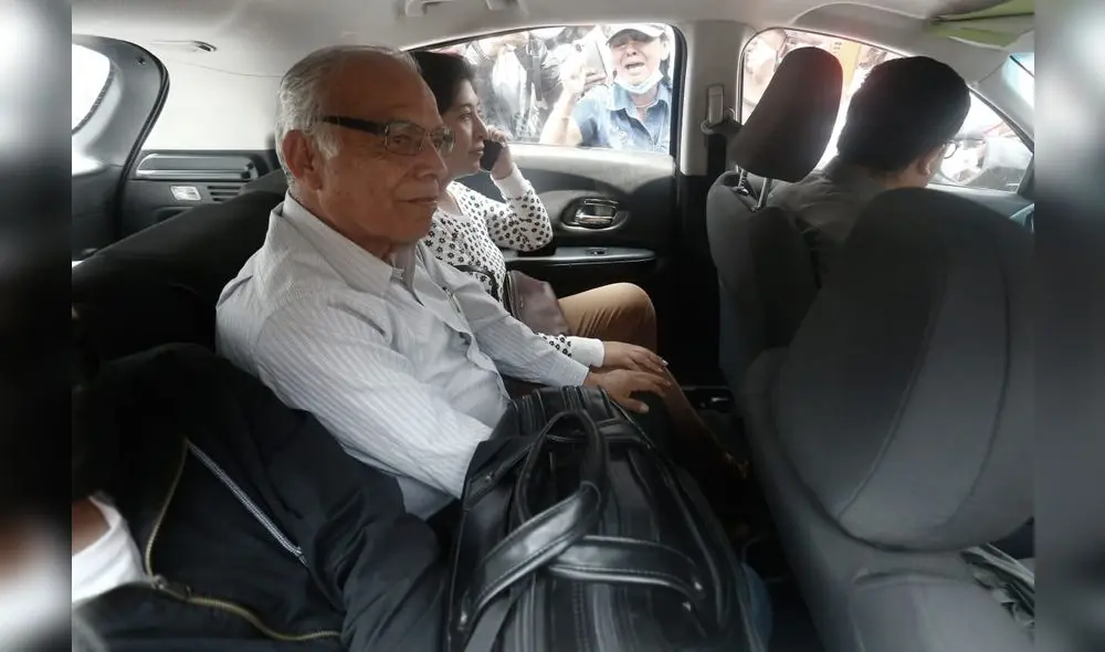 Aníbal Torres llega a visitar a Pedro Castillo, llevándole almohadas. Fotos: Marco Cotrina / La República Aníbal Torres llega a visitar a Pedro Castillo, llevándole almohadas. Fotos: Marco Cotrina / La República