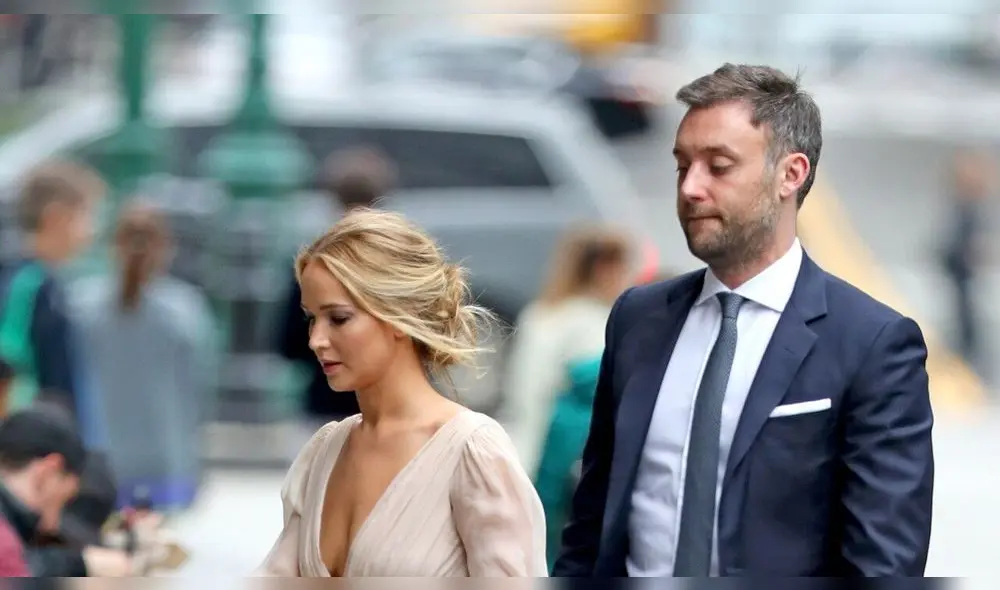Jennifer Lawrence fue captada gestionando los  papeles para su matrimonio