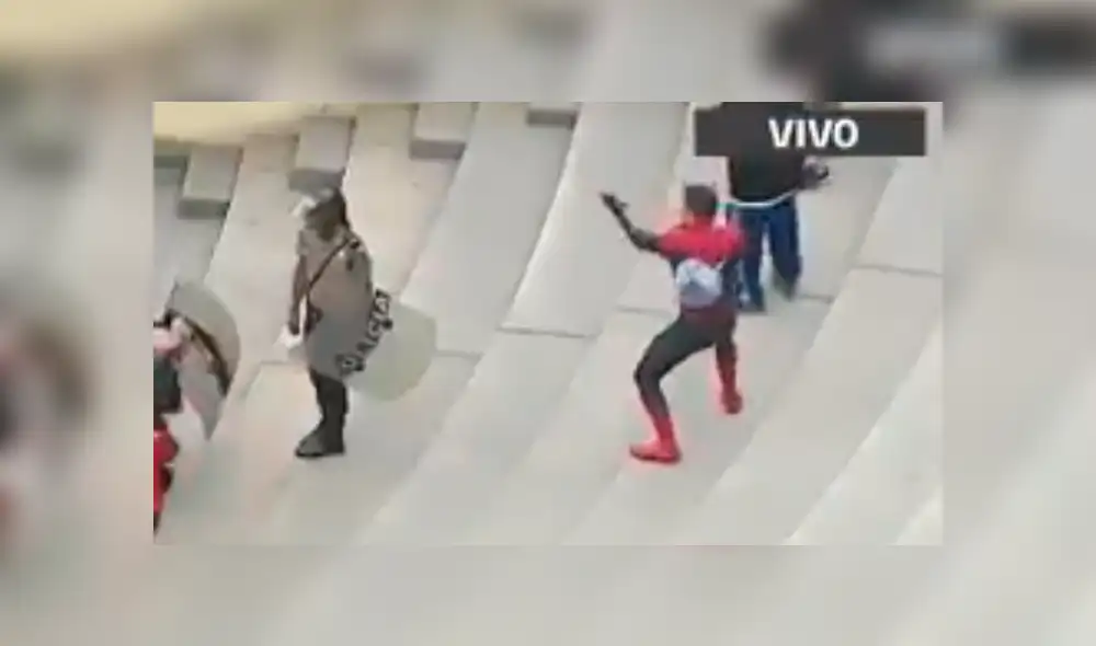 En Facebook, un joven utilizó el disfraz de SpiderMan para apreciar el partido en el Estadio Monumental. En Facebook, un joven utilizó el disfraz de SpiderMan para apreciar el partido en el Estadio Monumental.