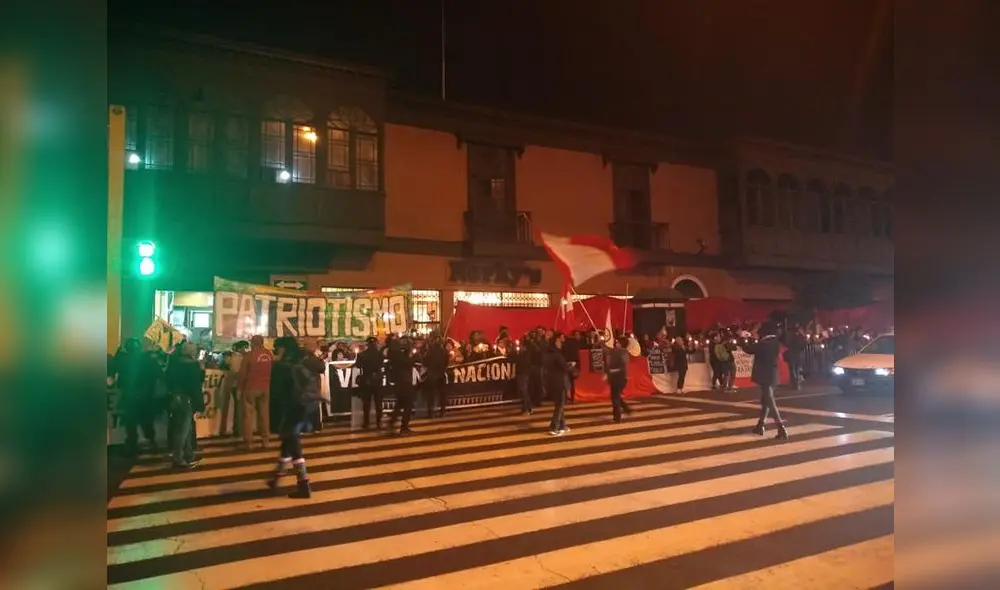 Población indignada realiza vigilia en el frontis del Congreso de la República. Hoy lunes vuelven a protestar.