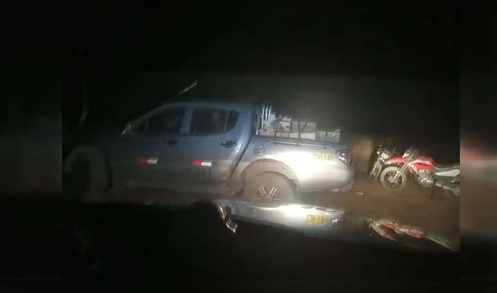 Moderna camioneta fue dejada abandonada por los falsos policías, en la vía Interoceánica. Moderna camioneta fue dejada abandonada por los falsos policías, en la vía Interoceánica.
