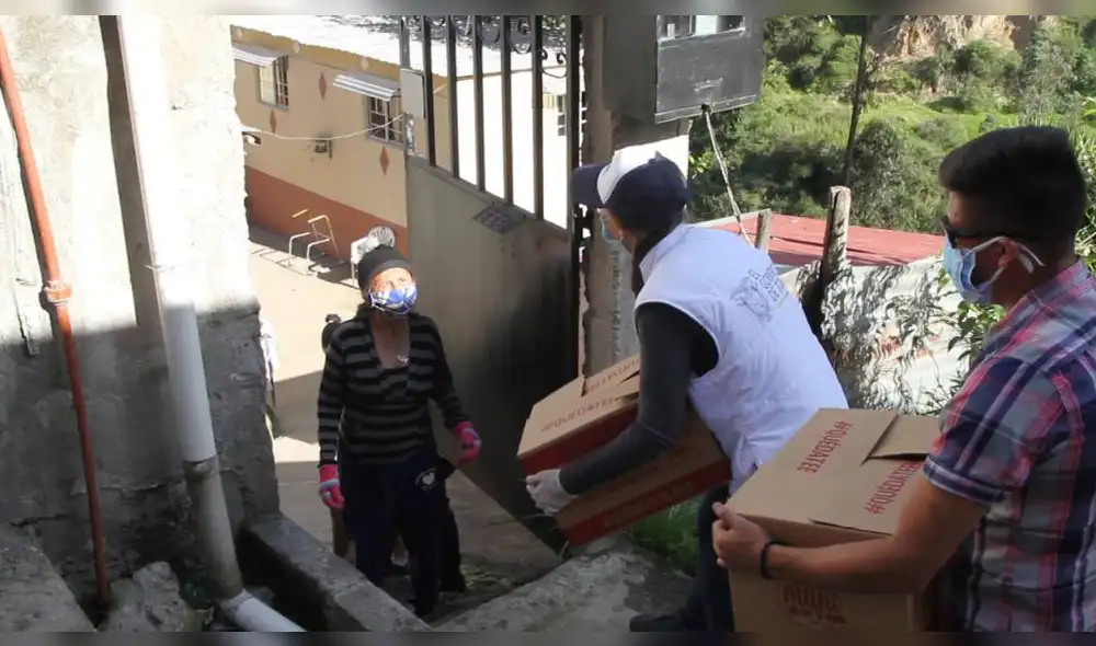 El gobierno de Ecuador hace entrega de una Canasta Solidaria para las familias de bajos recursos. Foto: Difusión. El gobierno de Ecuador hace entrega de una Canasta Solidaria para las familias de bajos recursos. Foto: Difusión.