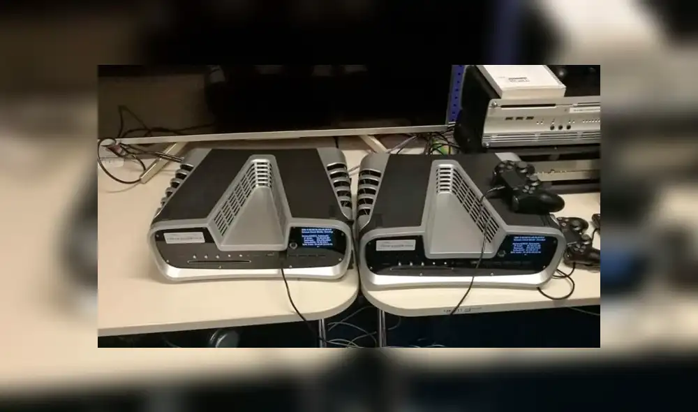 Dos kits de desarrollo de PlayStation 5 conectadas a un televisor.