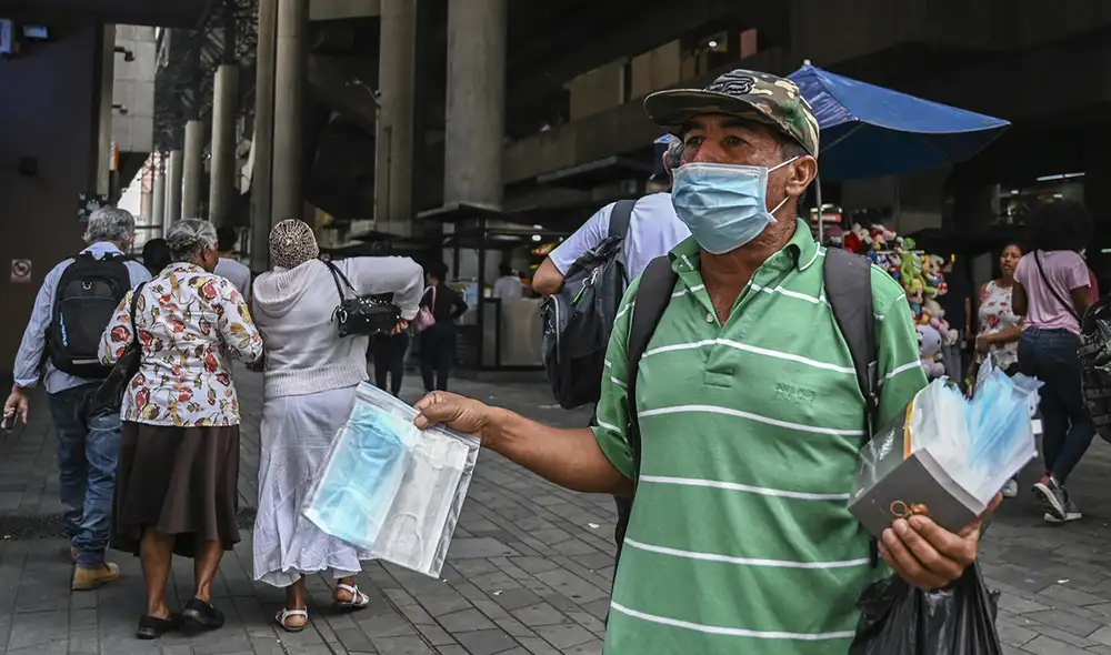 La ministra de Salud recomendó seguir usando mascarilla para prevenir la COVID-19. Foto: AFP La ministra de Salud recomendó seguir usando mascarilla para prevenir la COVID-19. Foto: AFP