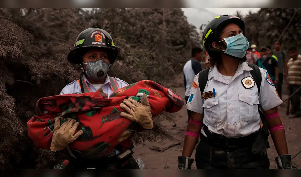 Facebook: impactante rescate de bebé entre las cenizas del Volcán de Fuego [VIDEO]