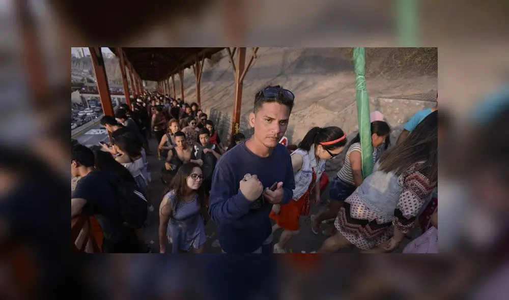 Algunas personas aseguraron que se demoraron en cruzar el puente hasta una hora. (Foto: Javier Quispe / La República) Algunas personas aseguraron que se demoraron en cruzar el puente hasta una hora. (Foto: Javier Quispe / La República)