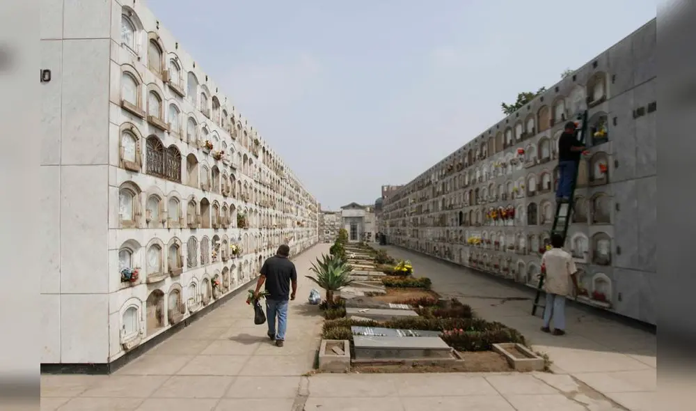 Miles visitan cementerios Padre Eterno, El Ángel y Collique para rendir homenaje a sus madres [FOTOS]