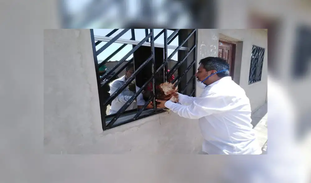 Alberto Fernández se acercó a la zona más vulnerable de la ciudad y repartió huevos y gallinas a los ciudadanos. Fotos: Municipalidad Distrital de Moche Alberto Fernández se acercó a la zona más vulnerable de la ciudad y repartió huevos y gallinas a los ciudadanos. Fotos: Municipalidad Distrital de Moche